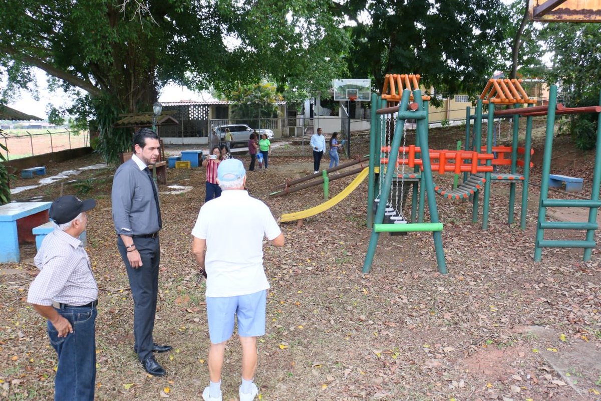 WillieBermudezR's tweet photo. Hoy me reuní con los moradores de Pedregalito, quienes me expresaron su necesidad de actividades para los adultos mayores y mayor seguridad en la zona. 
Los mismos han iniciado un programa de vecinos vigilantes y próximamente pertenecerán a nuestros grupos de Hojas Blancas. https://t.co/iPDwNbfcDe
