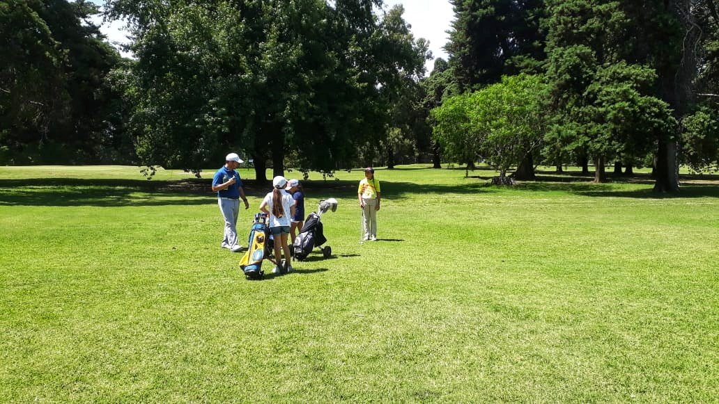FENOBA_Golf's tweet photo. Hoy tuvimos un entrenamiento con las damas Menores de la Federación en Junín Golf Club. Nos acompañaron Pablo Martinez (FENOBA) y Juan Martín Verano (AAG).

@GolfAAG @JuninGolfClub https://t.co/1ouzstie80
