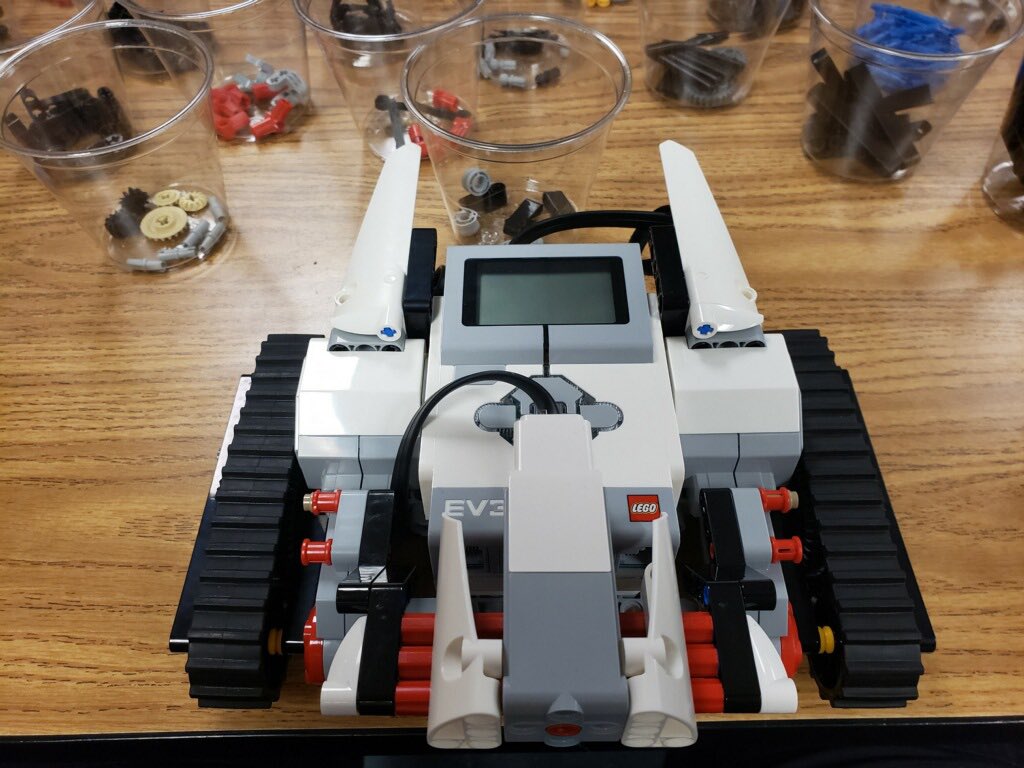 SamHouston1982's tweet photo. Fun pictures from our Lego Mindstorm Robot Group with Mrs Windham. #TexansLearning https://t.co/D0IiYDnnod