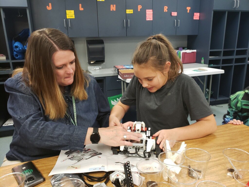 SamHouston1982's tweet photo. Fun pictures from our Lego Mindstorm Robot Group with Mrs Windham. #TexansLearning https://t.co/D0IiYDnnod