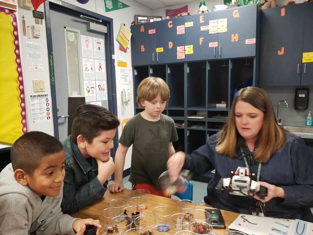SamHouston1982's tweet photo. Fun pictures from our Lego Mindstorm Robot Group with Mrs Windham. #TexansLearning https://t.co/D0IiYDnnod