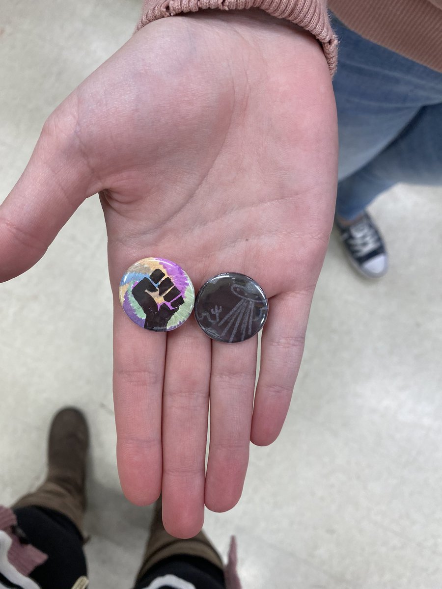Art Club &amp; NAHS’s buttons. This was so fun! <a href="/CCBOE/">Cheatham Schools</a> <a href="/shs_sycpride/">Sycamore High School</a> <a href="/DawnwenningDawn/">Dawn</a> <a href="/AdrianBaker27/">Adrian Baker</a>