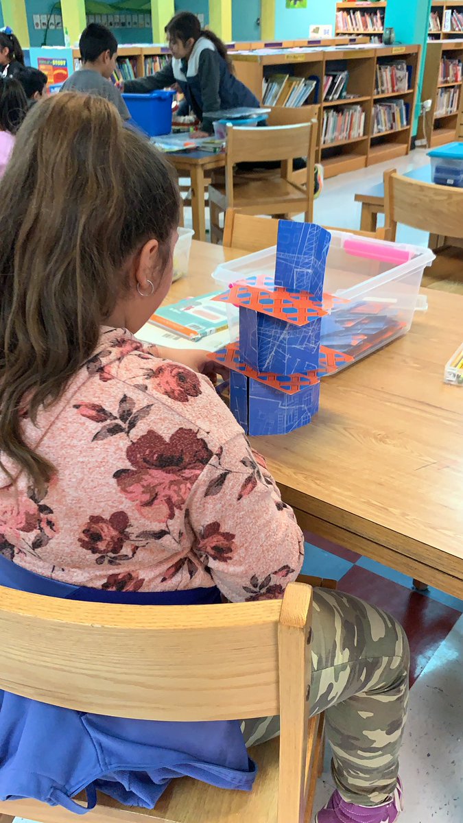 library_kes's tweet photo. Makerspaces stations happening today during third grade rotations @library_kes. https://t.co/4wgg62dNoO
