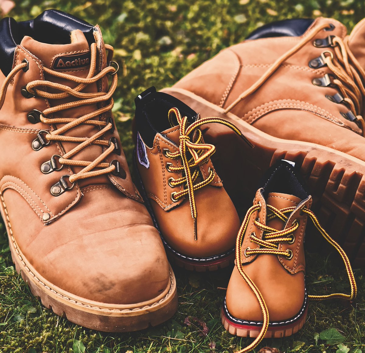 ShoeString_UK's tweet photo. If your kids like to get their shoes dirty, swap in some new #laces to give their shoes a new lease of life. ShoeString have a range of laces suitable for your little ones shoes.

Shop the look: https://t.co/vprzGJI5oR

#kidsshoes #kickers #timberlands  https://t.co/8QlkqGwmQP https://t.co/HbkUQzpCge