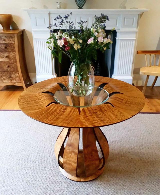 #RT WaywoodBespoke: Also recently caught up with this piece, the colours of the woods are really striking now as it's been pride of place in bright and sunny entrance hall.
#bespoke #contemporarydesign #furnituredesign #furnituremaker #designers #makers …