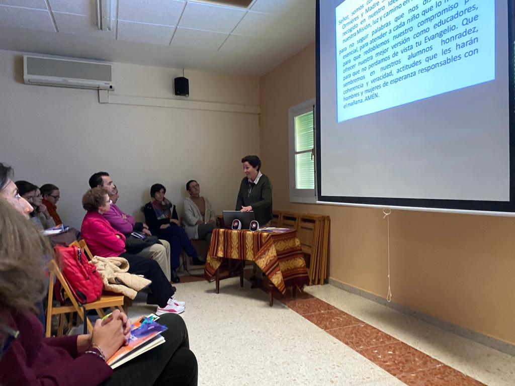 Santoangelbadaj's tweet photo. Hoy nuestro Equipo de Titularidad nos ha presentado el trabajo de dos años de un grupo de profesionales de nuestros centros: CARÁCTER PROPIO HERMANAS DEL ANGEL DE LA GUARDA.Aunque en esencia es lo mismo...la forma va evolucionando!! #santoangelbadajoz #adaptandonos #nuevostiempos https://t.co/53YQwwvzmt