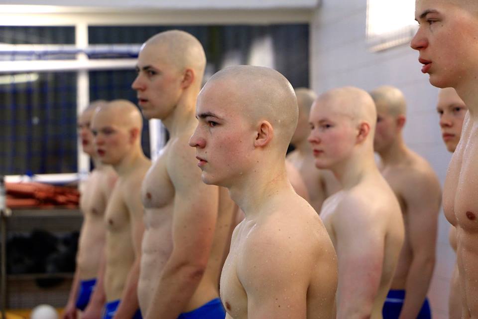 TheMisterAri's tweet photo. Recruits/Conscripts at a swimming lesson. https://t.co/33fc9yiWV4