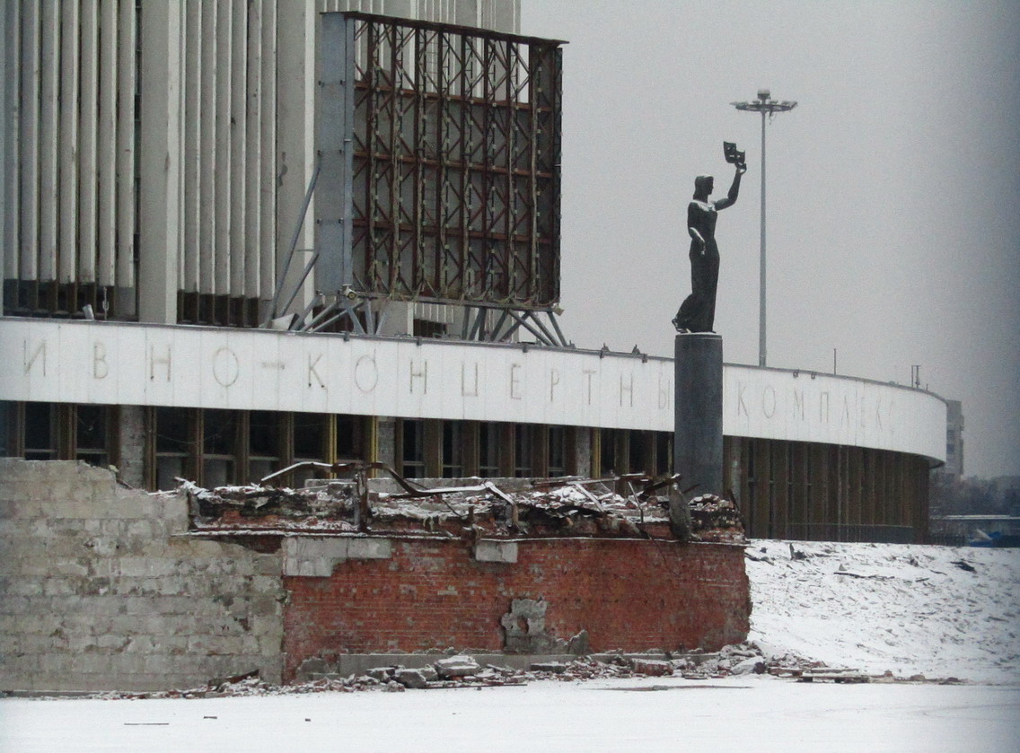 SaveSkk's tweet photo. У #СКК зверски выломали барельефы. Фотографии сделаны сегодня - 28.01.2020. Больше фото: https://t.co/AP8Su9Fhly Приходите на митинг 2.02. Покажите, что вам не всё равно! #сккнаш #Петербург #МосковскийРайон #Питер #СПб #совмод #модернизм https://t.co/PltxXAlh8b