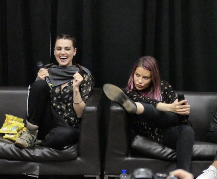 svnbul's tweet photo. Thread about the lovely Lauren German having crush on Katie Mcgrath https://t.co/nebbr6R3Ts