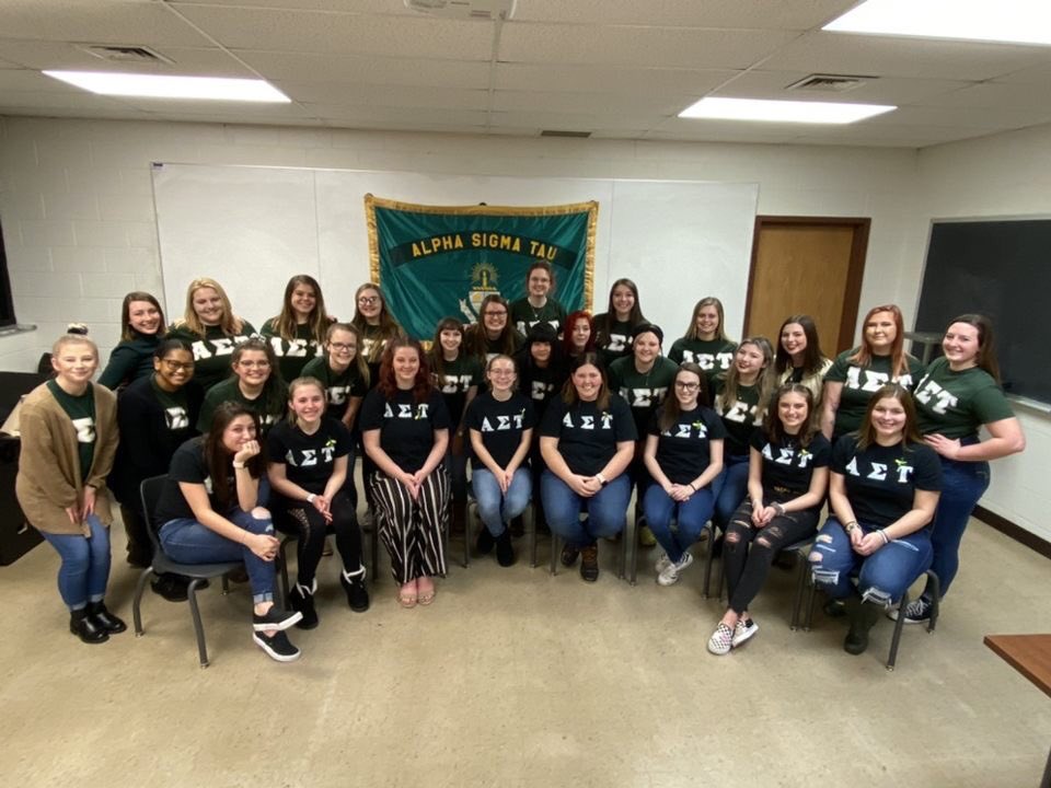 ASTTrine's tweet photo. Welcome, Chi class! 😍💚💛 #tautuesday https://t.co/HwtRByBzB8