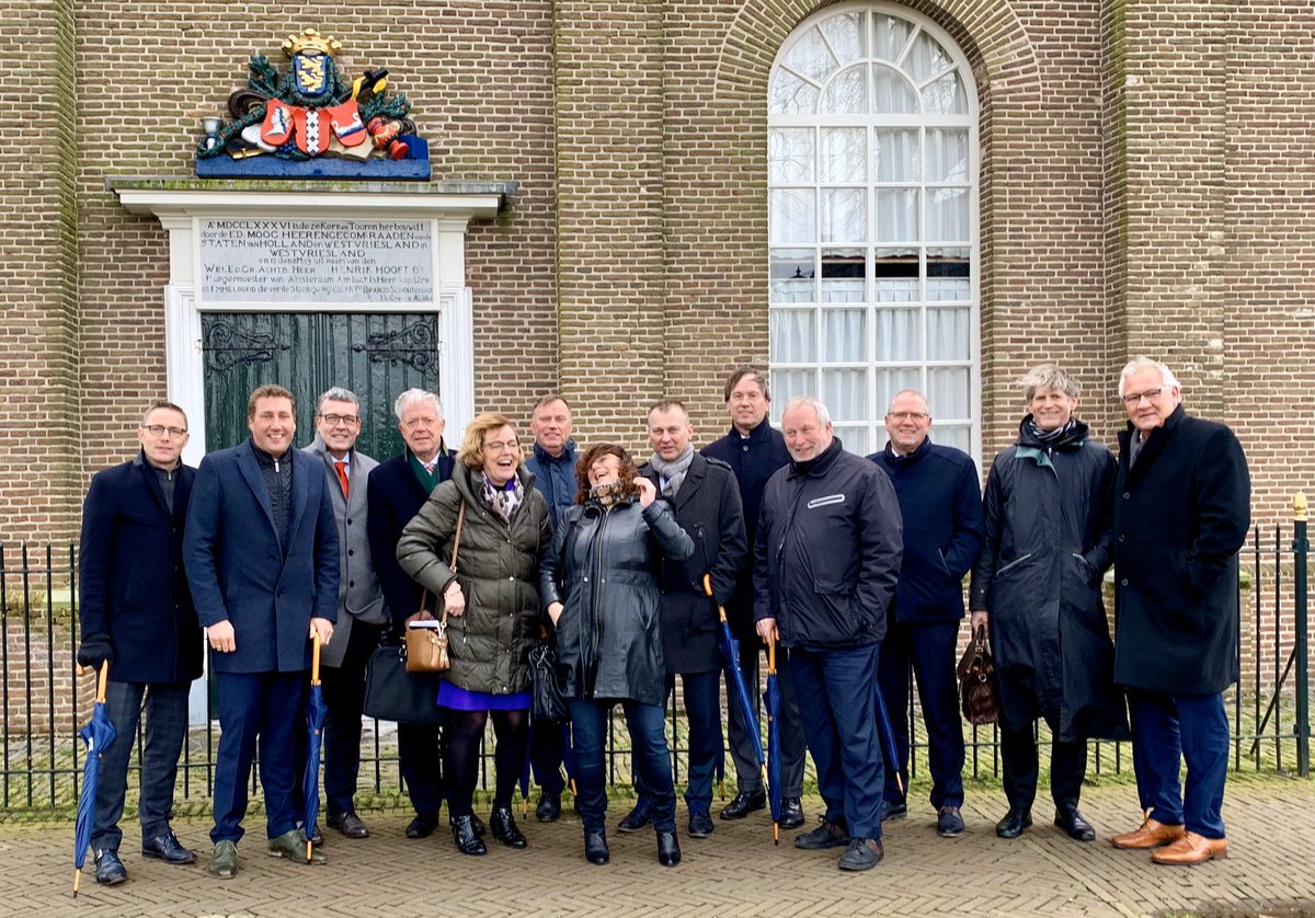HaroldHofstra's tweet photo. Vandaag college ontmoeting @Gemeente_Urk in de #botterschuur. Goed gesprek over samenwerking, kansen en de toekomst van @FlevoNieuws en #Urk. Natuurlijk met een bezoek aan het kerkje aan de zee en een ‘ginkies’ tocht.. https://t.co/mJUYFsuzLf
