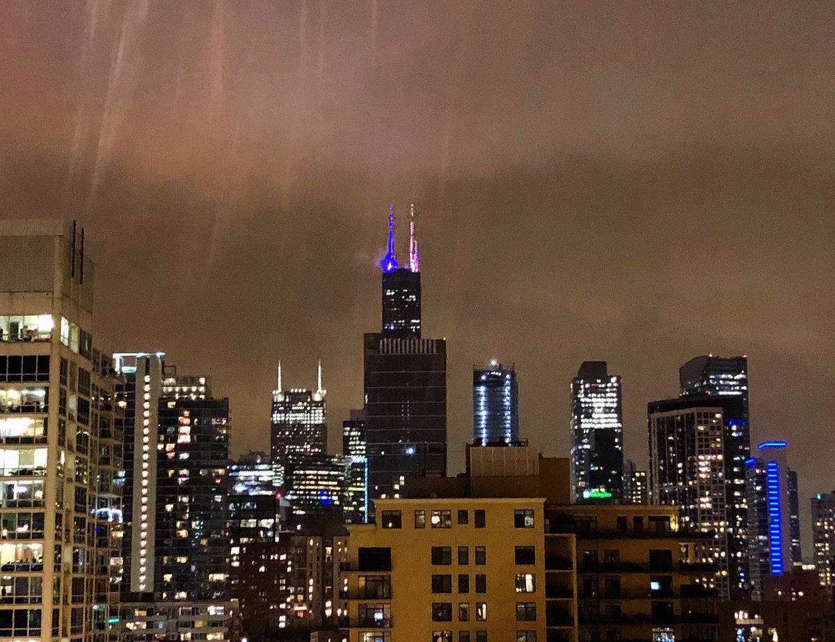 NEXTapts's tweet photo. Panoramic views of downtown Chicago from Next Apartments are extra humbling on nights like these. A spectacular view of the Willis Tower radiating gold and purple in honor of the late Kobe Bryant. #mambamentality #kobe
#luxuryrealestate #luxuryapartments #livenext #nextviews https://t.co/1aP5ivhWos