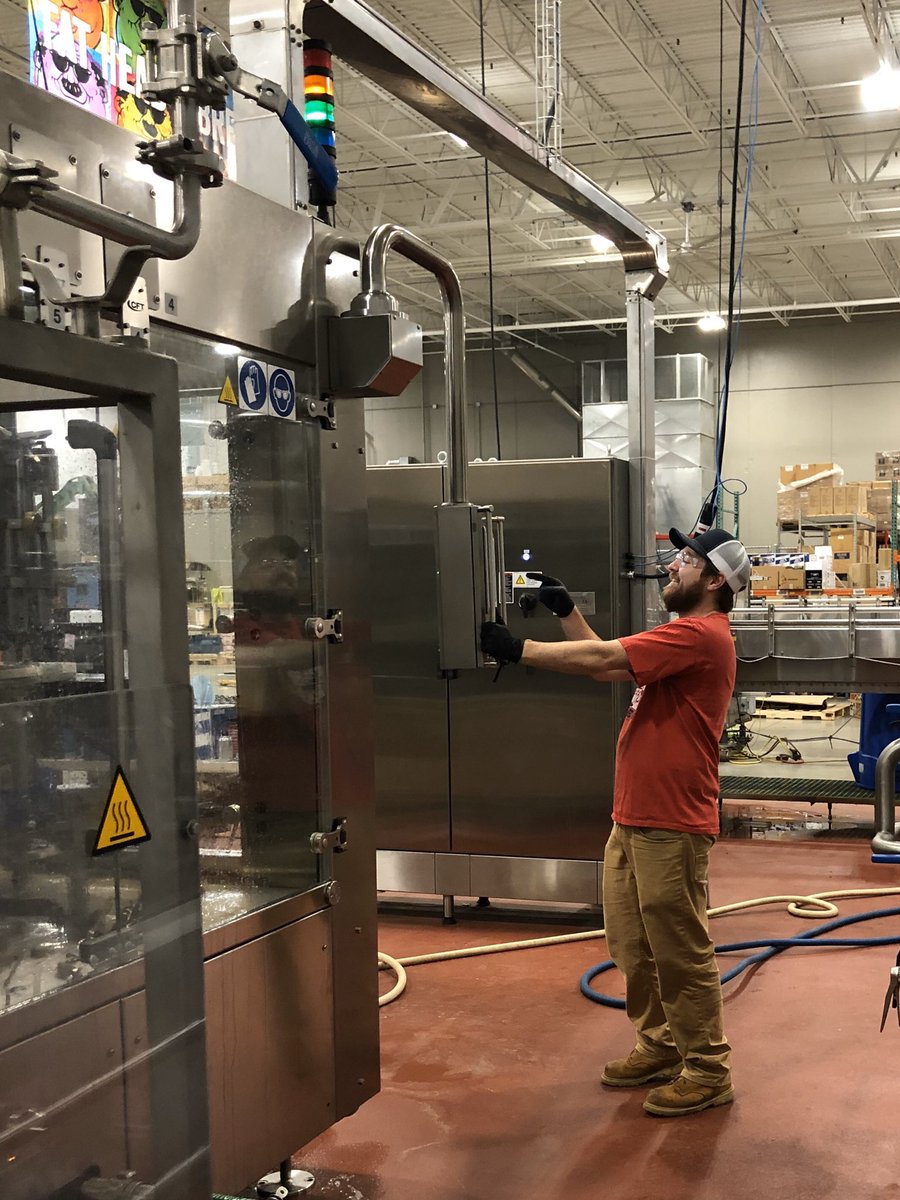FatHeadsBeer's tweet photo. 🍻🎊 Happy #NationalHaveFunAtWorkDay! 🎊🍻 #HeedyTeamWork https://t.co/GOs8poi0kg
