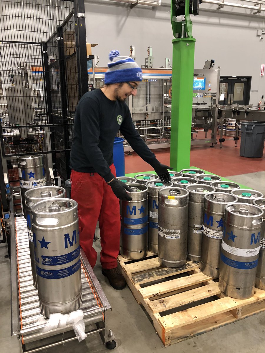 FatHeadsBeer's tweet photo. 🍻🎊 Happy #NationalHaveFunAtWorkDay! 🎊🍻 #HeedyTeamWork https://t.co/GOs8poi0kg