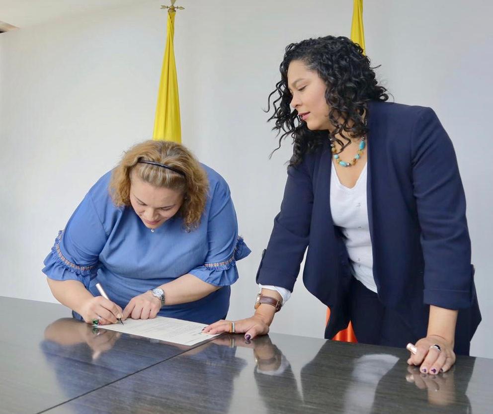 habitatbogota's tweet photo. Adriana Ariza, es Administradora de Empresas con Esp. en Finanzas y Admón Pública de la Universidad @lamilitar Ha trabajado por más de 20 años en la Admón Pública en Finanzas, Planeación y Seguridad Ciudadana. Adriana es nuestra nueva Subdirectora Financiera de @habitatbogota https://t.co/LzmZpyzCs3