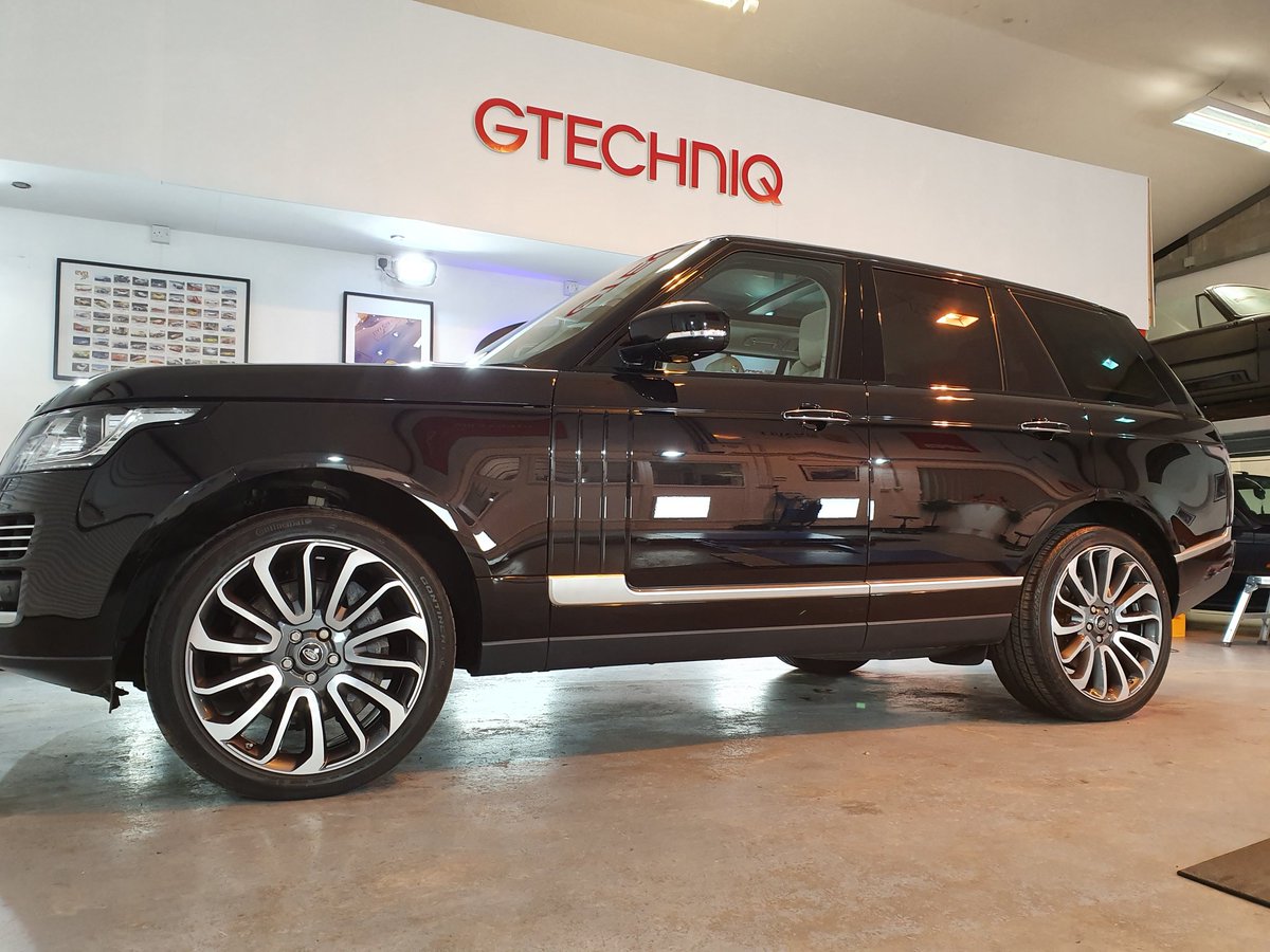 UASCarCare's tweet photo. Quality turnaround on this 2015 Range Rover Vogue. Super soft paint machine polished then protected with 
@GtechniqUK Crystal Serum Light and EXO 

#detailing #wales #southwales #llanelli #carmarthenshire #swansea #rangerover #vogue #luxury #lush #highend #premier #prestige https://t.co/VMbybO3Vnu