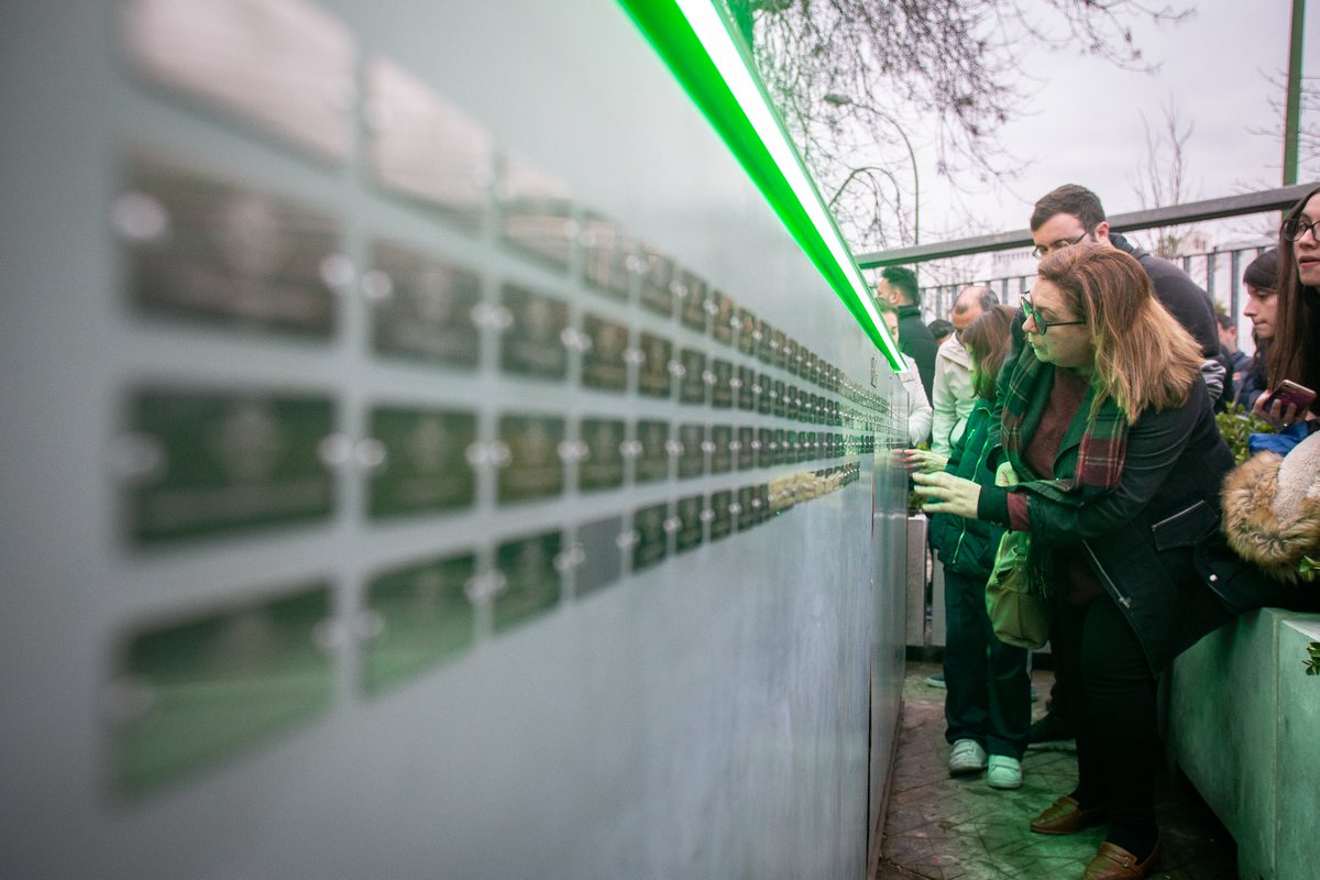 RealBetis's tweet photo. ¡En memoria de unos béticos eternos! 🖼💐😍

Hoy hemos colocado 162 placas en el Monumento a la Afición del Estadio Benito Villamarín 🏠💚 https://t.co/yF3gQjAwur