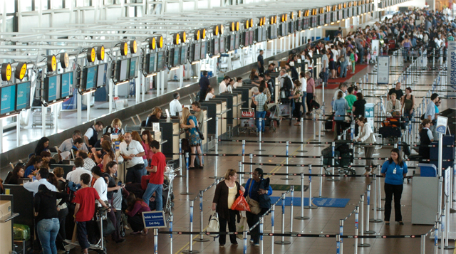 Aeropuerto @NuevoPudahuel operativo y con vuelos a tiempo a Puerto Montt (18:22) e Iquique (18:23). Otras salidas > bit.ly/2t1z0n6. Considere tiempos de desplazamiento extra en el ingreso a la terminal aérea.