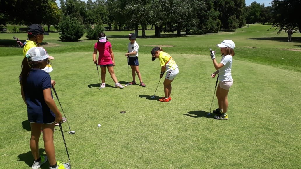 JuninGolfClub's tweet photo. Tuvimos el honor de recibir el primer campus de entrenamiento pensado para las menores de la Fenoba. Felicitaciones a todas las que participaron del encuentro, a los padres que las acompañaron, a los profes que estuvieron a cargo y a la Fenoba por la muy buena iniciativa. https://t.co/arfcszkaeM