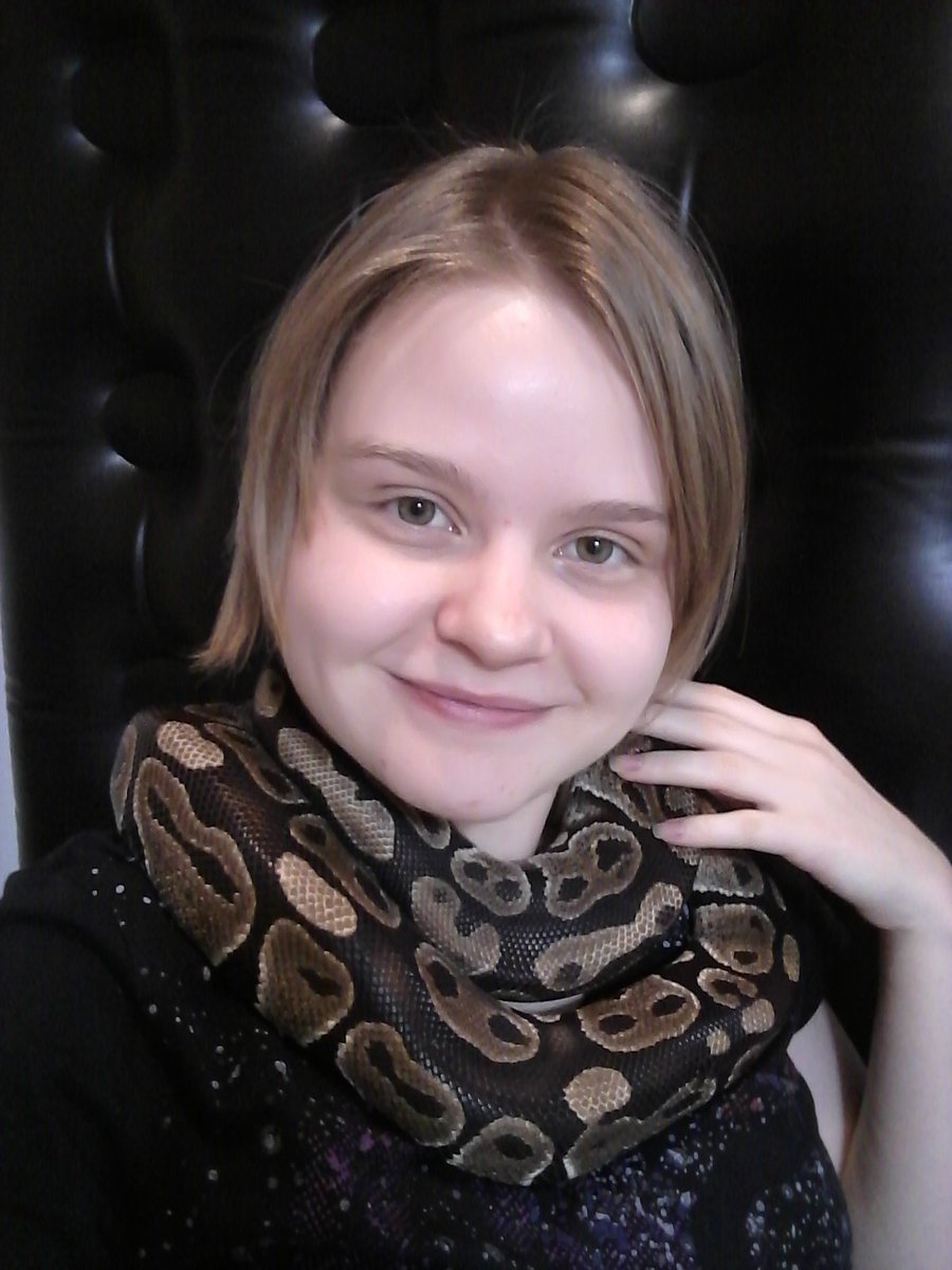 FullerSavana's tweet image. Need to wear scarfs this winter. It&apos;s cold, folks. #petpython