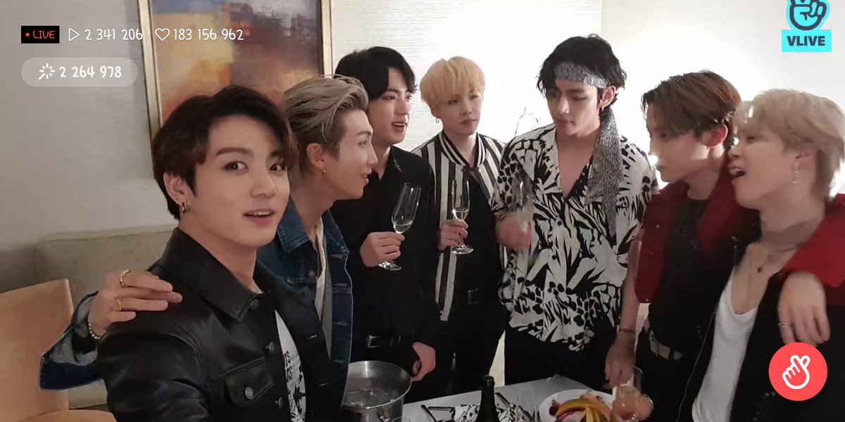 yuladzyuba's tweet photo. Нарешти ми виводимо хейштек #BTSComeToUkraine 
#BTS_TOUR2020inUKRAINE 
#BTSTOUR2020Ukraine
@BTS_twt @bts_bighit @BigHitEnt https://t.co/yLD3ma71Qk