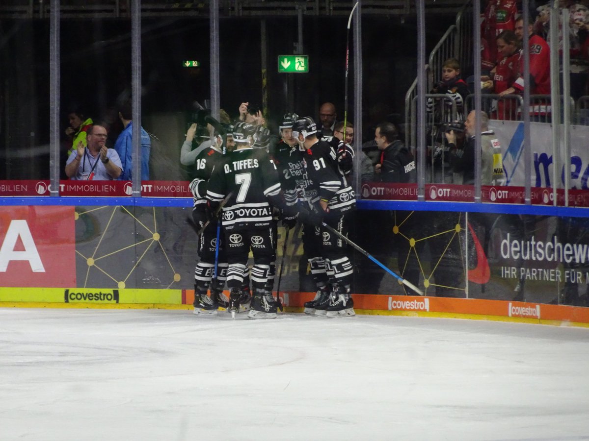 funsharks05's tweet photo. Sill trifft zum Ausgleich und Oblinger die Führung und dann... richtig zwei Gegentore von den IceTigers. Dann Oblinger mit nem Powerplay Tor, kaum zu glauben, dann wieder die IceTigers. So wollen die Haie gewinnen? 3:4 nach dem 2.Drittel #Ice_Tigers #koelnerhaieofficial #haielive https://t.co/9IZYTOyeIR