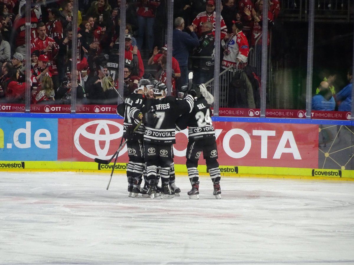 funsharks05's tweet photo. Sill trifft zum Ausgleich und Oblinger die Führung und dann... richtig zwei Gegentore von den IceTigers. Dann Oblinger mit nem Powerplay Tor, kaum zu glauben, dann wieder die IceTigers. So wollen die Haie gewinnen? 3:4 nach dem 2.Drittel #Ice_Tigers #koelnerhaieofficial #haielive https://t.co/9IZYTOyeIR