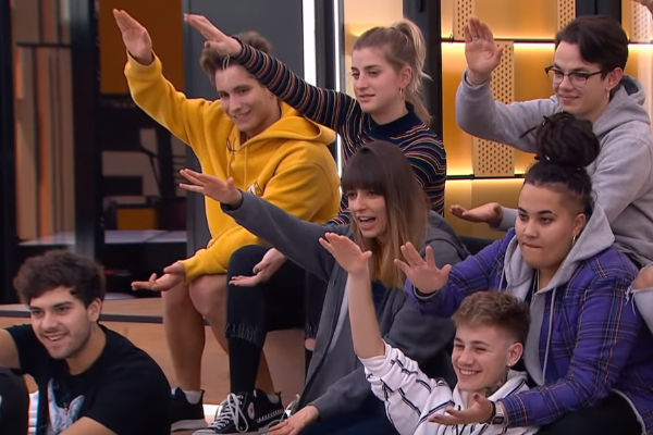 DaBarsus's tweet photo. Esto es lo que les enseñan en la academia a los concursantes de OT, el saludo nazi, estos son vuestros ídolos??? En fin.... #OTDirecto28E #OTChat2 #ot https://t.co/Nyr5phuvsA