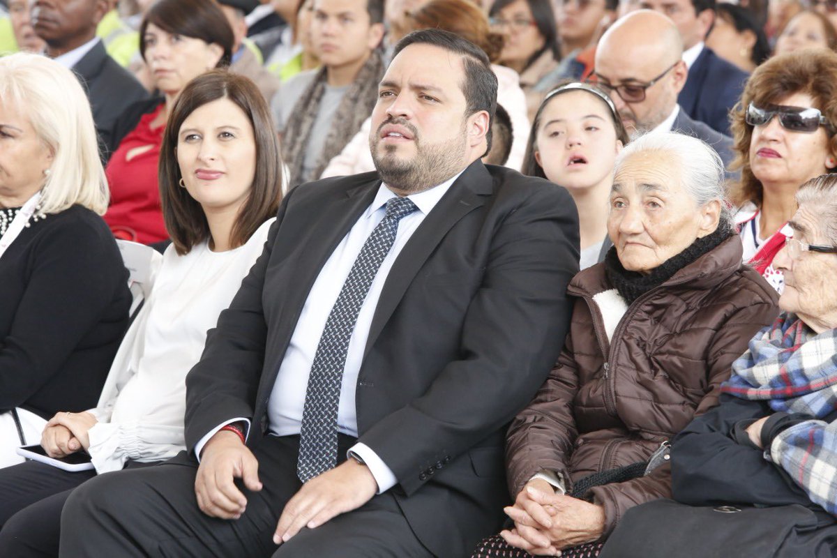 MinTrabajoEc's tweet photo. Ministro @abgmadero acompañó al presidente @Lenin Moreno al evento #BienvenidoATuHogar, #CasaParaTodos al 4,99%. En este acto se entregó los primeros hogares a los beneficiarios de los créditos preferenciales adquiridos gracias al apoyo de @el_BID. https://t.co/i3HWqfEXoe