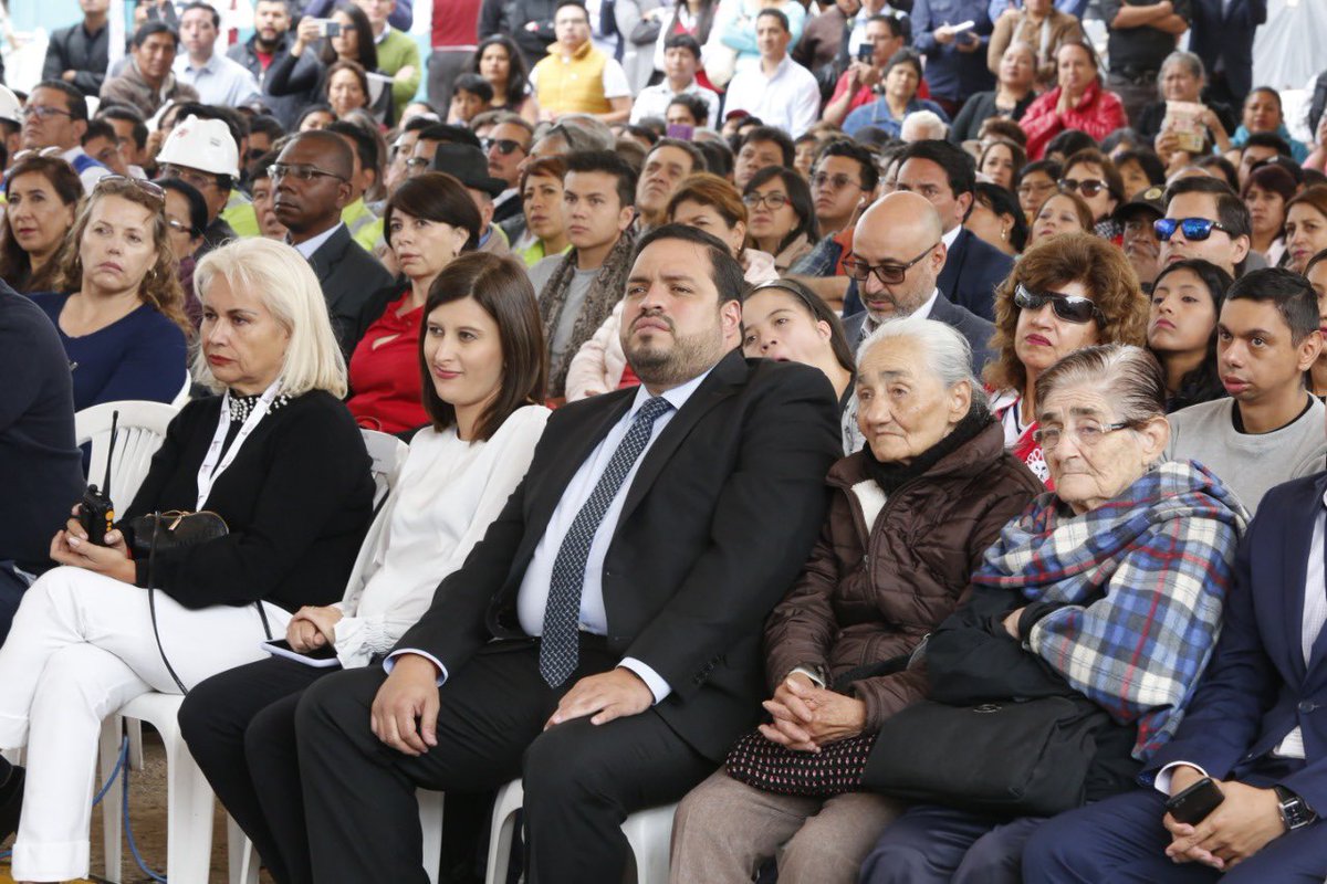 MinTrabajoEc's tweet photo. Ministro @abgmadero acompañó al presidente @Lenin Moreno al evento #BienvenidoATuHogar, #CasaParaTodos al 4,99%. En este acto se entregó los primeros hogares a los beneficiarios de los créditos preferenciales adquiridos gracias al apoyo de @el_BID. https://t.co/i3HWqfEXoe