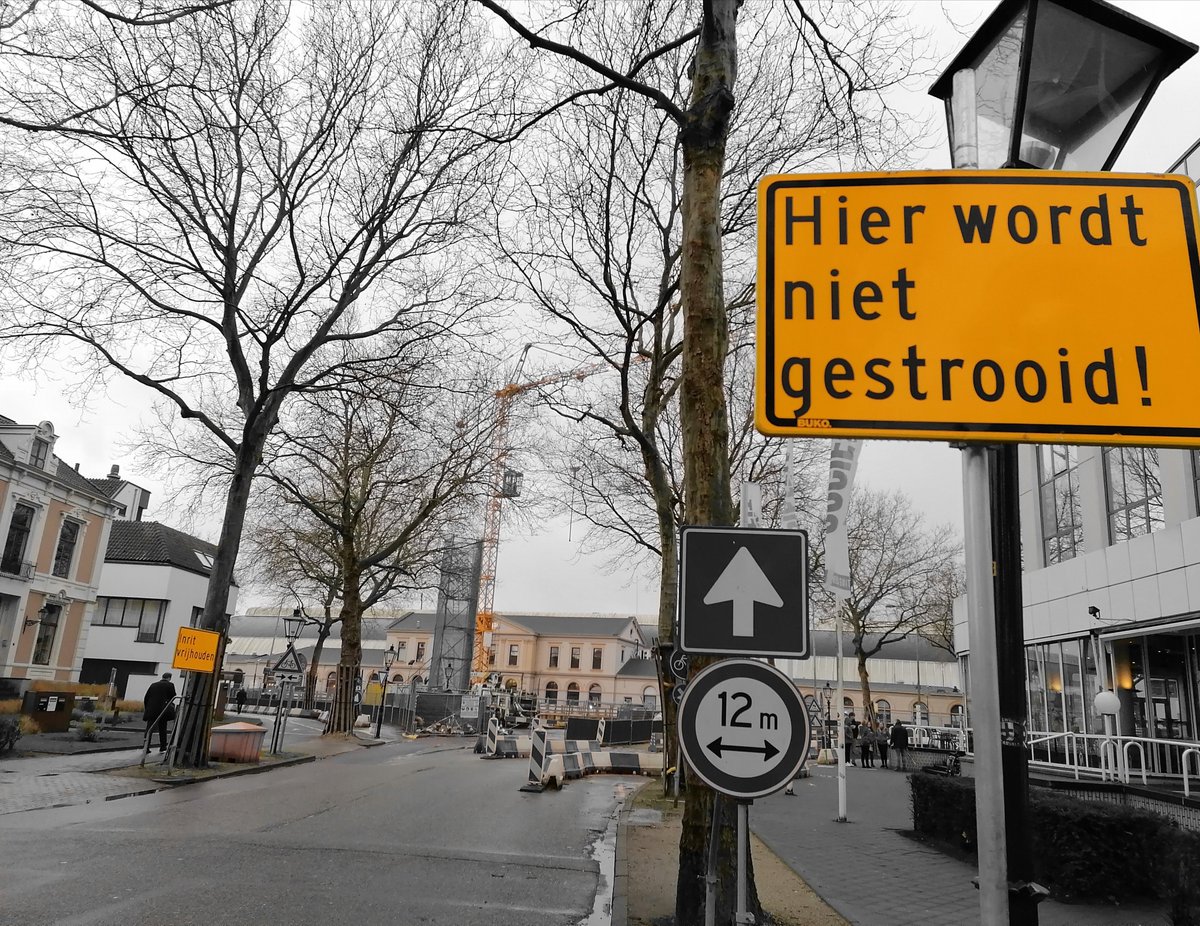 barbarabel's tweet photo. Mopperen jullie maar fijn over paaseitjes die te vroeg in de winkel liggen. In Zwolle staan de Sinterklaasverkeersborden al. Hoor je niemand over 👌 https://t.co/RQOdFyfe5P