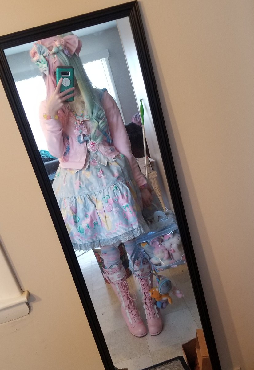 ActuallyTora's tweet image. i finally broke isolation and wore lolita for the first time in a while and felt really good.
i need to stop isolating so much.