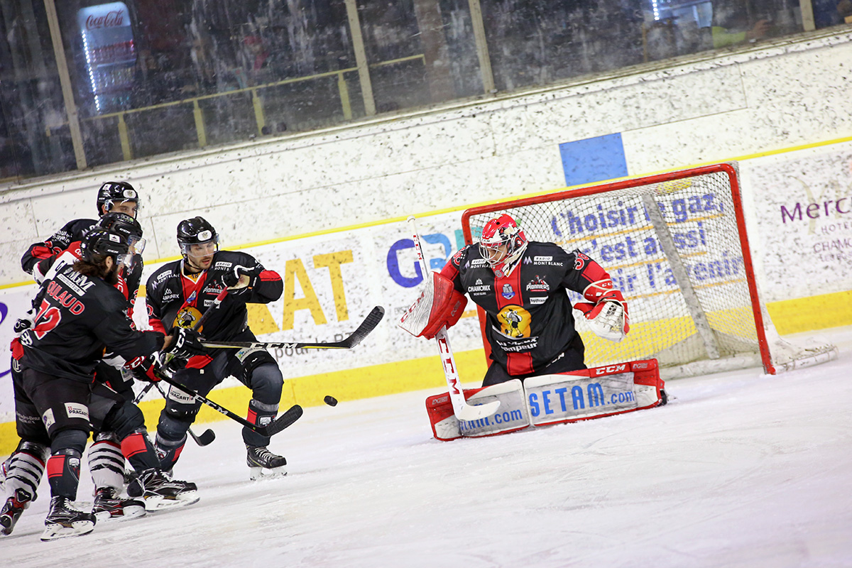 PionniersHockey's tweet image. 🚨 #LIVE 🚨
Fin 1er tiers | Les @PionniersHockey ont pris les devants dans un premier tiers marqué par de nombreuses situations de part et d'autres. Salonen a ouvert le score pour nos locaux ! Go Pionniers !
#CHEBOR #SLMHockey #GoPionniers