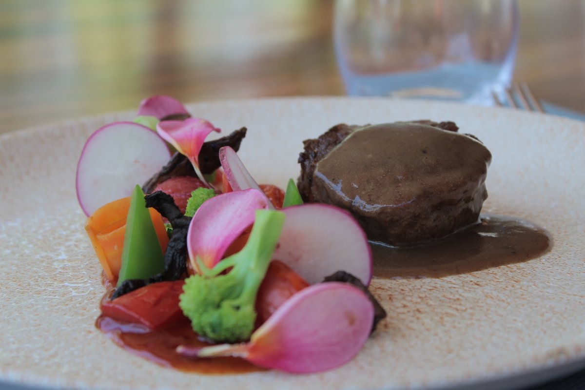 Cuente su propia historia de amor a la francesa en el restaurante Bordeaux en #SecretsCapCana. Conozca de nuestra variada oferta gastronomica en bit.ly/AYB2019