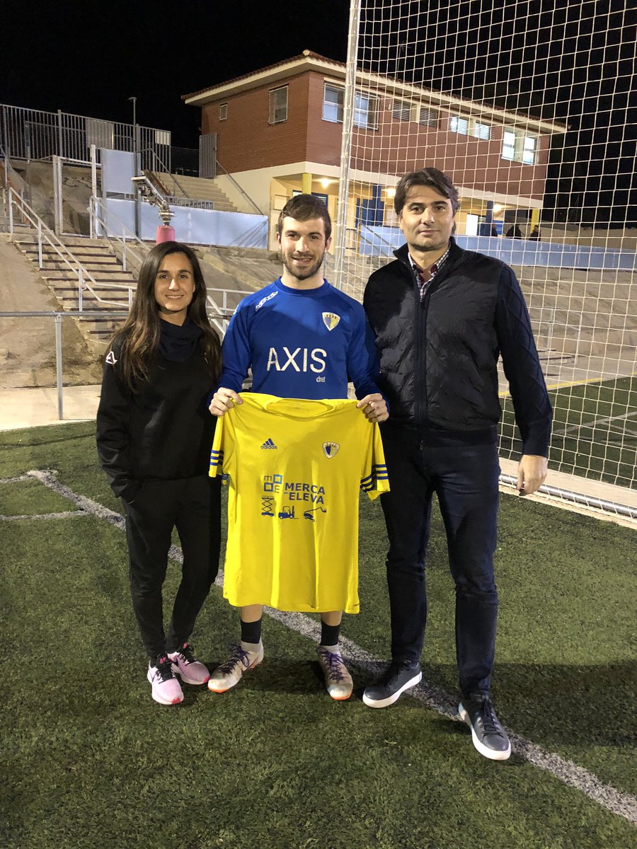 AEMoja's tweet photo. Última hora 🚨 : 
Nou reforç per la plantilla , Aleix Campo després d’una etapa a l’extranger torna als Pins i de nou lluirà la samarreta groga . Polivalencia , caràcter i físic al servei de l’equip  #benvingut #mojastyle https://t.co/JagwXAICJC
