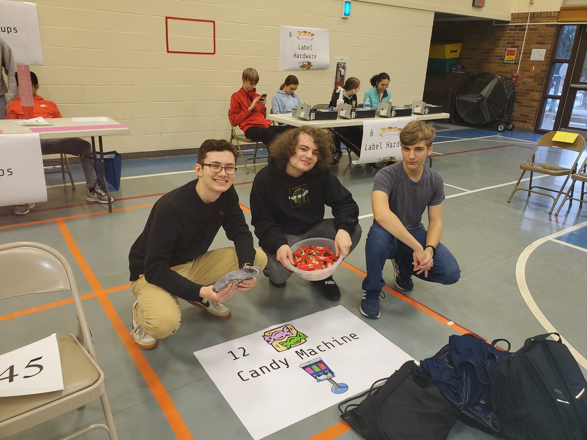 maureen_garda's tweet photo. So proud of my high school computer science students--they made the 4th grade CS Carnival amazing! @FRSDPanthers @CMU_CS_Academy @codeorg @remakelearning @birdbraintech @EdisonRobots https://t.co/4IRGqrFQZS