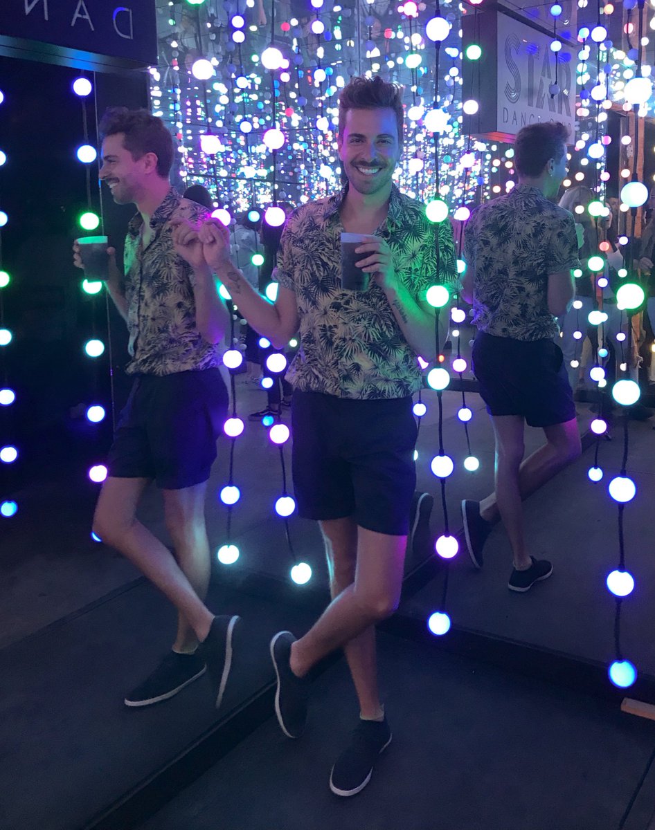 Juanfel's tweet photo. Yo estaba más prendida que esas luces 😊🍸 #Farandi https://t.co/11s6oQZEOP