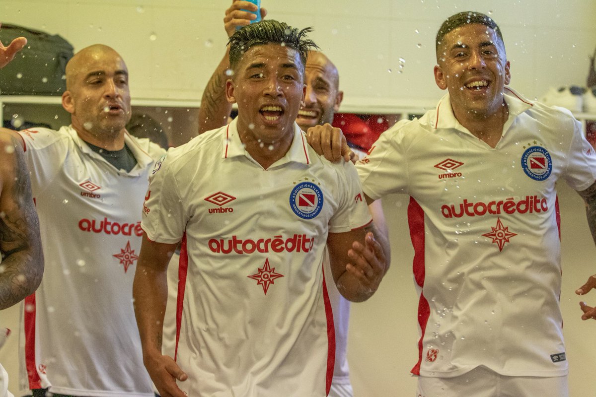 UmbroArgentina's tweet image. ¡Nuevo Sorteo! Danos RT y Follow, y contanos tu mejor recuerdo relacionado al Bicho. 
¡El jueves por la mañana se sortean los 5 pares de entradas! #Sorteo #AAAJ #ArgentinosJrs #FutbolArgentino @AAAJoficial