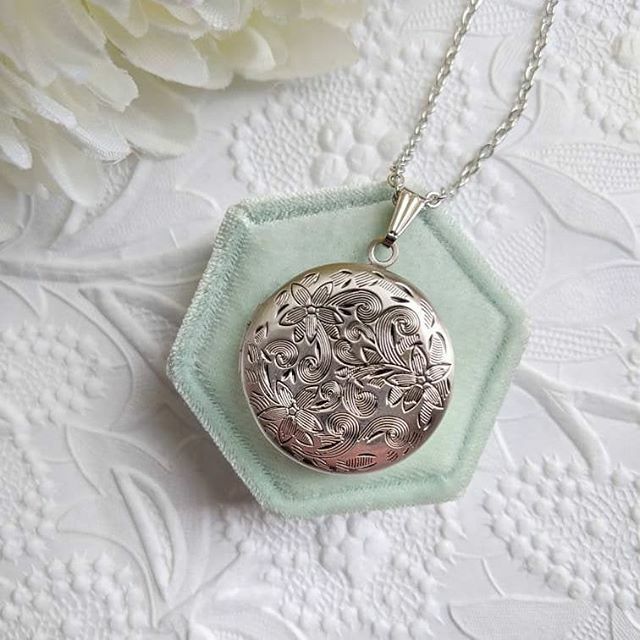PapillionEra's tweet photo. ๐ฐ๏ธ Waiting at my kiddos' school for the dismissal bell. Figured I'd spend my free time by sharing this antique silver embossed locket. โค๏ธ https://t.co/hVavrvEusF
...
#womensupportingwomen #lockets #womeninbusiness #jewellerydesign
#womensfashion #momsofโฆ https://t.co/LMEzb0eAqj https://t.co/Q4uzp4zIE9