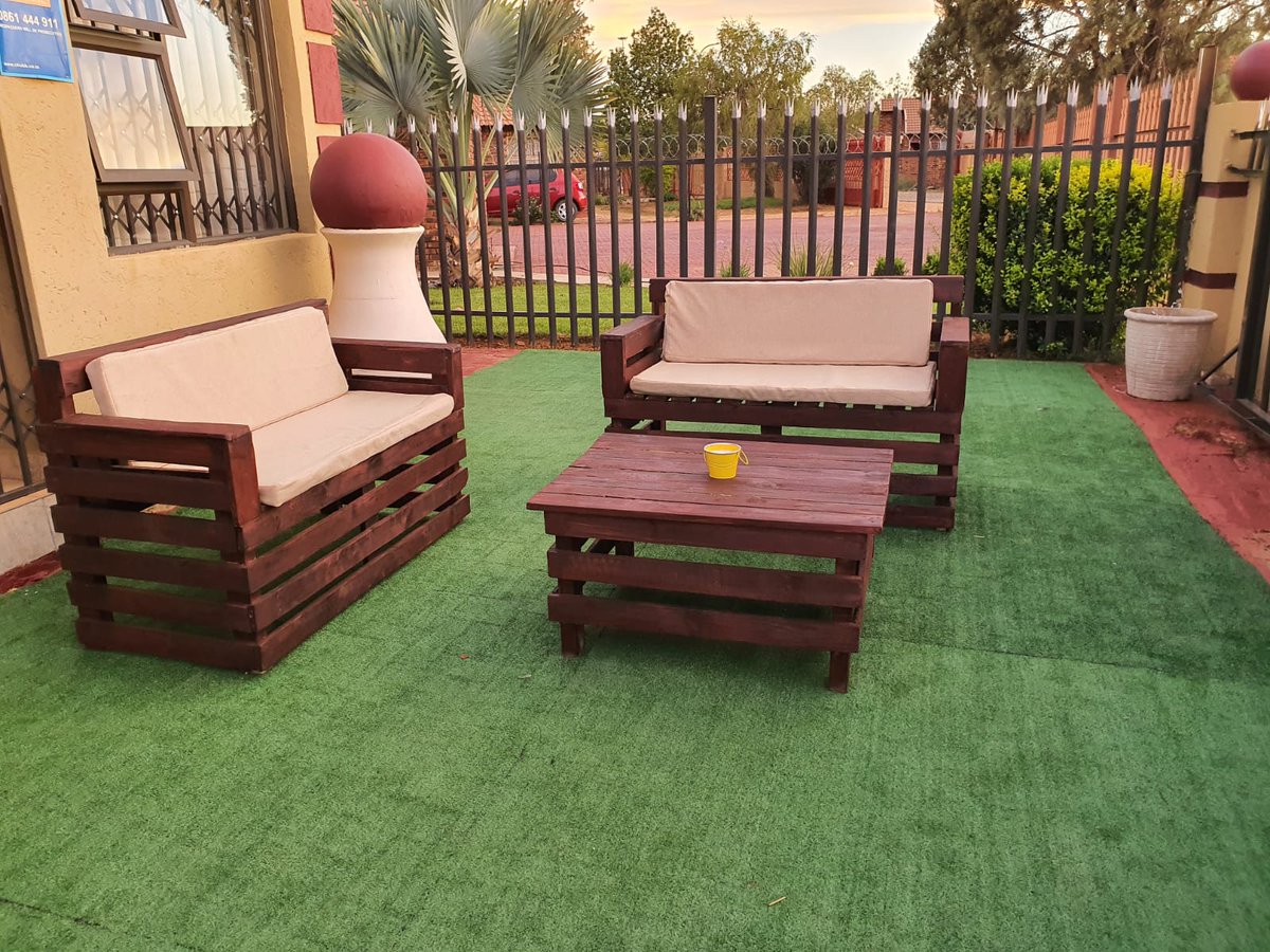 PalletFurnitur3's tweet photo. We manufacture wooden Furniture suitable for both indoors and outdoors use.
We based in Boksburg and we do delivery nationwide.
📱 067 166 8736 /071 773 8834
📧 Mchunuprojects@gmail.com
#January28
#PatriceMotsepe
#WhenMenAvoidArguments
#GirlzTalkZa
#TuesdayMorning https://t.co/8CpSl9i5OH