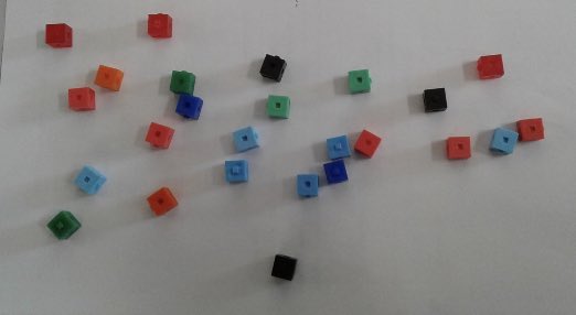 EOuzilly's tweet photo. Ce1-ce2 combien de tours avec le même nombre de cubes peut-on faire avec tout ça ? 
#MathsEnVieLeDefi  @mathsenvie2 https://t.co/mflVvSNzKe