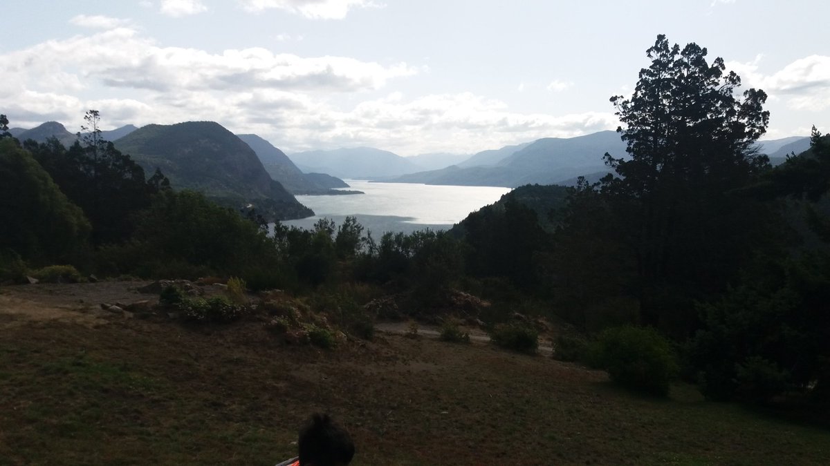 alogallardo's tweet photo. #ahora en #CasaDeTeArrayan merendando en flia. #sanmartindelosandes lago Lacar NON https://t.co/I1eoZaHKZp