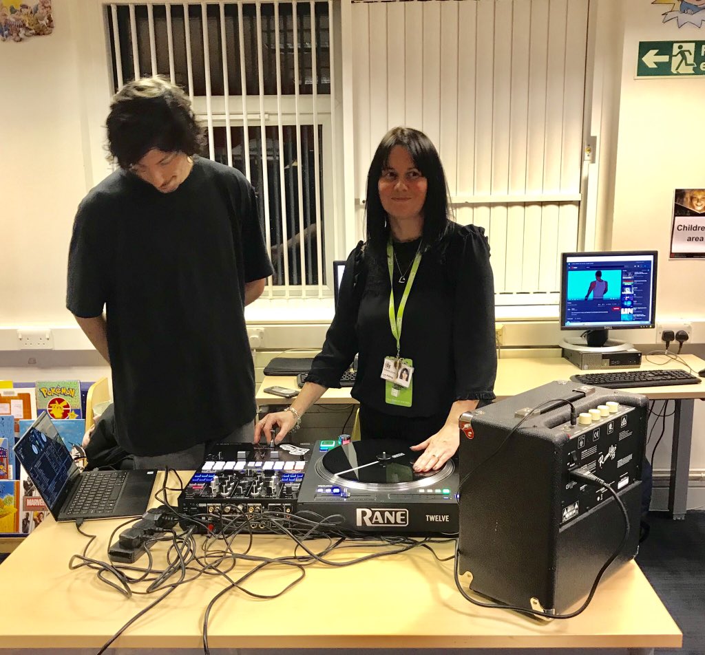 MandiB_'s tweet photo. Tonight’s DJ workshop @STHLibraries #MossBankLibrary with @uccrew_sthelens and @djpnutz - MCLynn 🎧 in da house and DJGeraldine fading &amp; scratching 🎶 oh and the kids enjoyed it too! https://t.co/oSoSz3QeaA
