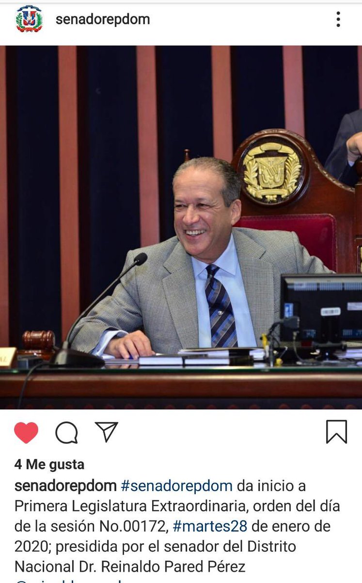 faumontes's tweet photo. Así inicia el presidente del @senadorepdom el Dr. @reinaldoparedp la sesión extraordinaria del Senado de la República. En su rostro lozano, se refleja la paz y la tranquilidad. Se nota que el hombre duerme sueño completo. https://t.co/toLkup8Ol0