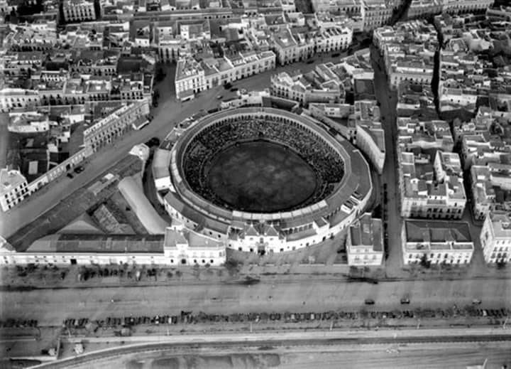 galleodelbu's tweet photo. No sé si estaréis tan enfermos como yo, de tal manera que observaréis un escudo del Real Betis sin corona, conformado por la Real Maestranza y sus alrededores. https://t.co/EDAbdHXsox