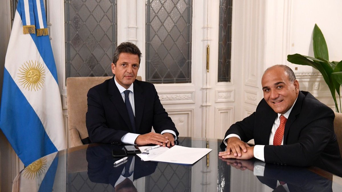 SergioMassa's tweet image. Junto al Gobernador @JuanManzurOK trabajando para el fortalecimiento del Norte Grande. Para ello, es fundamental poner al #BelgranoCargas como eje productivo y logístico regional, haciendo que los productos tucumanos lleguen a las góndolas del mundo.

#MayoríaArgentina ❤🇦🇷