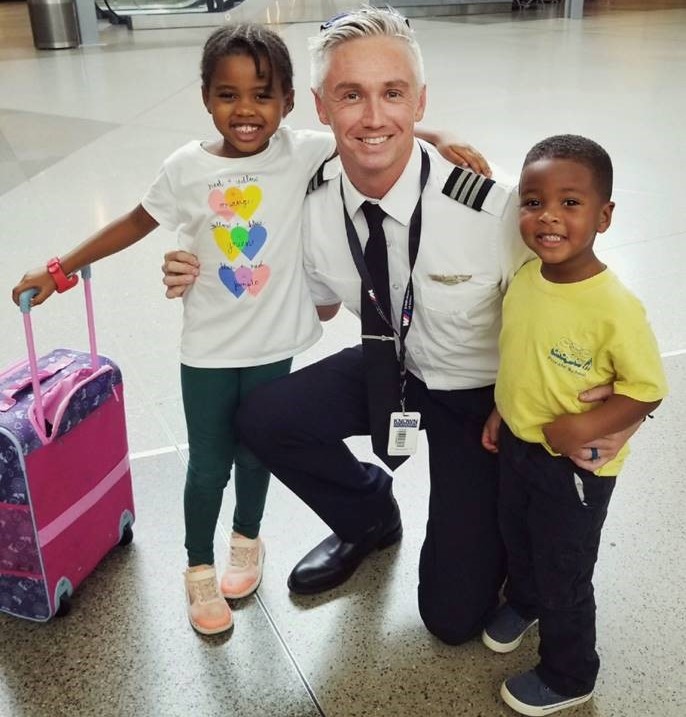GoJet_Airlines's tweet photo. First Officer Ross Rippy brightened two young passengers’ day by welcoming them with open arms and a warm smile. We love to see pilots like Ross inspiring the younger generation. #FlyGoJet https://t.co/iWAvaaO2sx