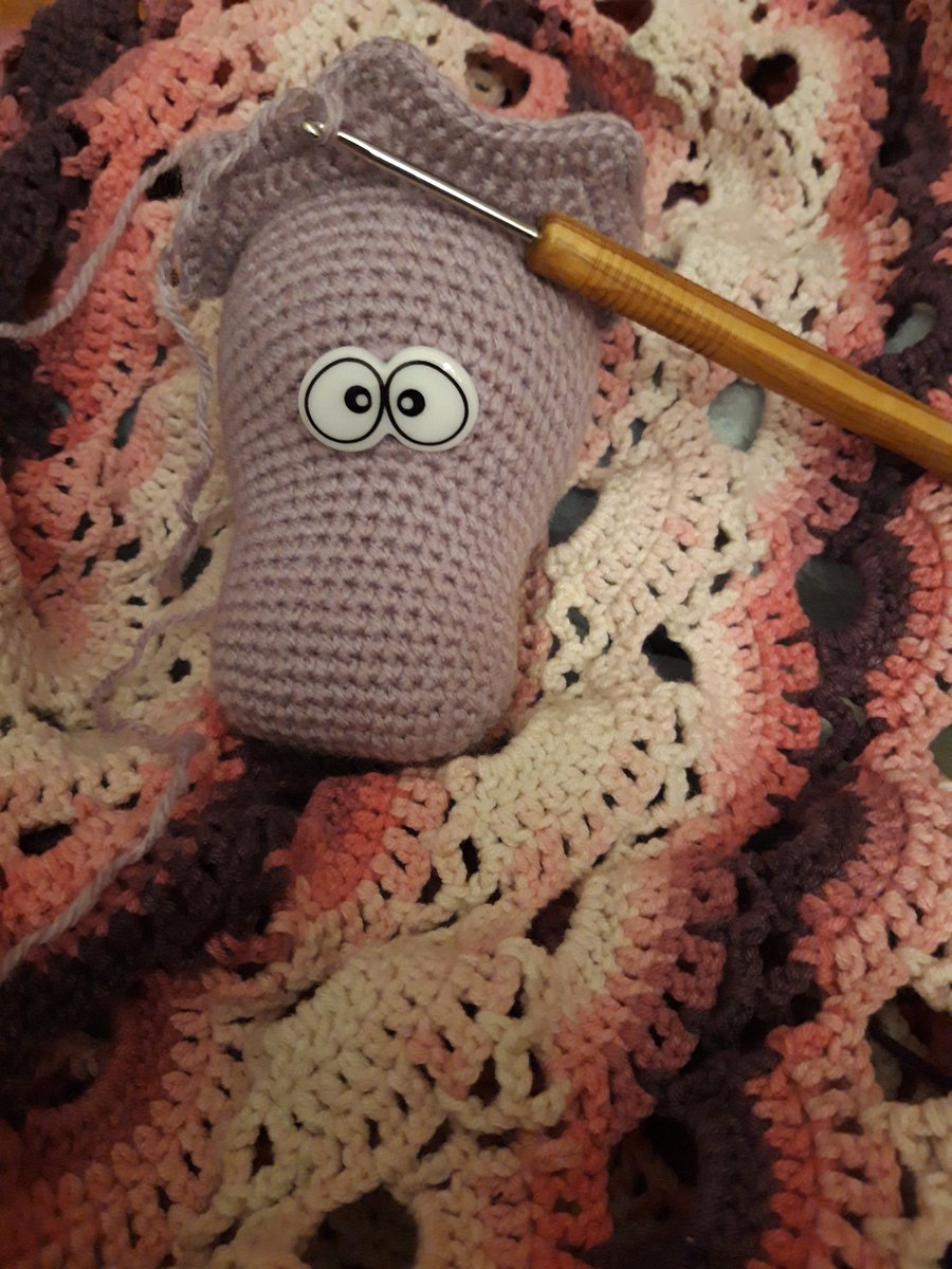 Pomponschaf's tweet image. Two things I&apos;m working on right now. Triceratop and triangular scarf.

#CraftBlogClub