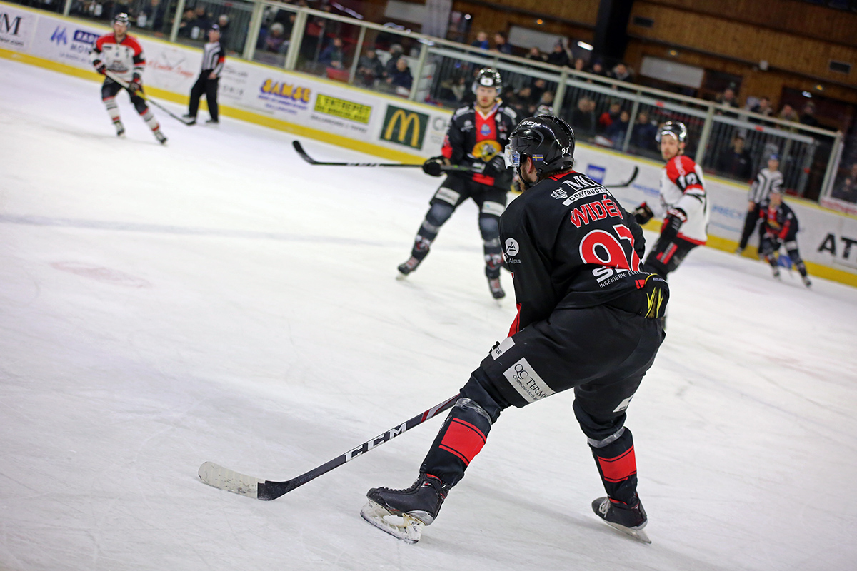 PionniersHockey's tweet image. 🚨 #LIVE 🚨
Fin 2ème tiers | Les 2 équipes sont au coude à coude après 40 minutes. Le score, 2 buts à 2. Kazarine a ramené les siens en supériorité. Chamonix redémarrera avec 2'41 à tenir suite à la pénalité de match de Terrier ! Go Pionniers ! 
#CHEBOR #SLMHockey #GoPionniers