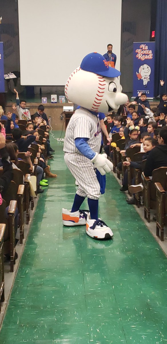 30Q149's tweet image. Today Mr. Met came to @30Q149 @nycdistrict30 to launch the reading incentive program 'You Gotta Read'. Reading at least 20minutes a day. #readingassembly #nymets